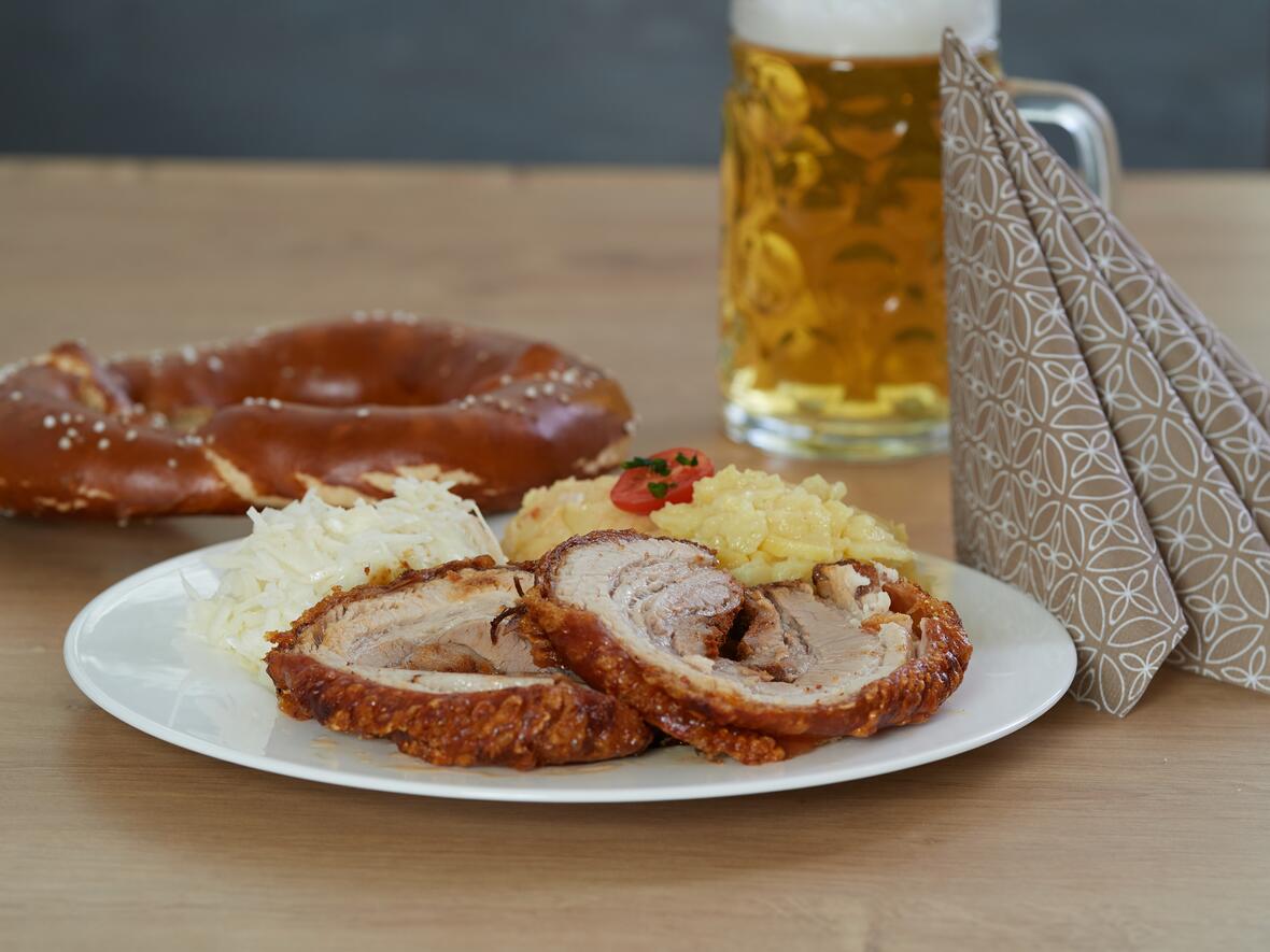 4-krustenbraten-mit-salat-und-breze-und-bier-1