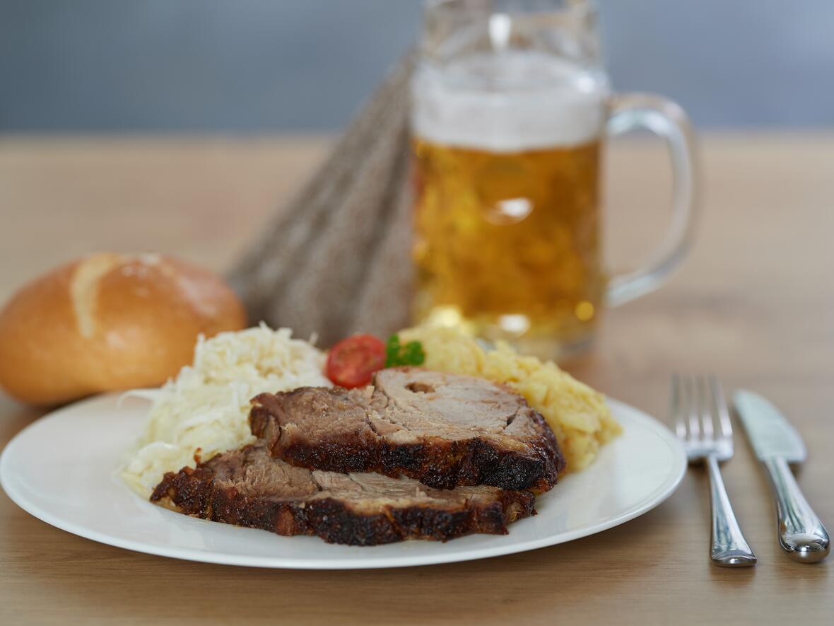 3-rollbraten-mit-salat-und-semmel-und-bier